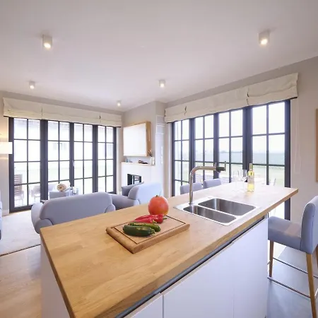 Reetland Am - Luxusplus Reetdachvilla Mit 4 Schlafzimmern, Sauna Und Kamin G13 Dranske